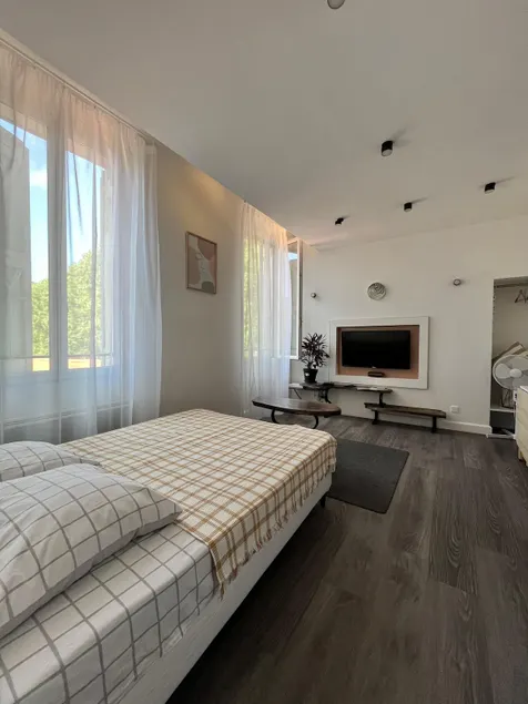 Bright studio with beautiful view - Image 1