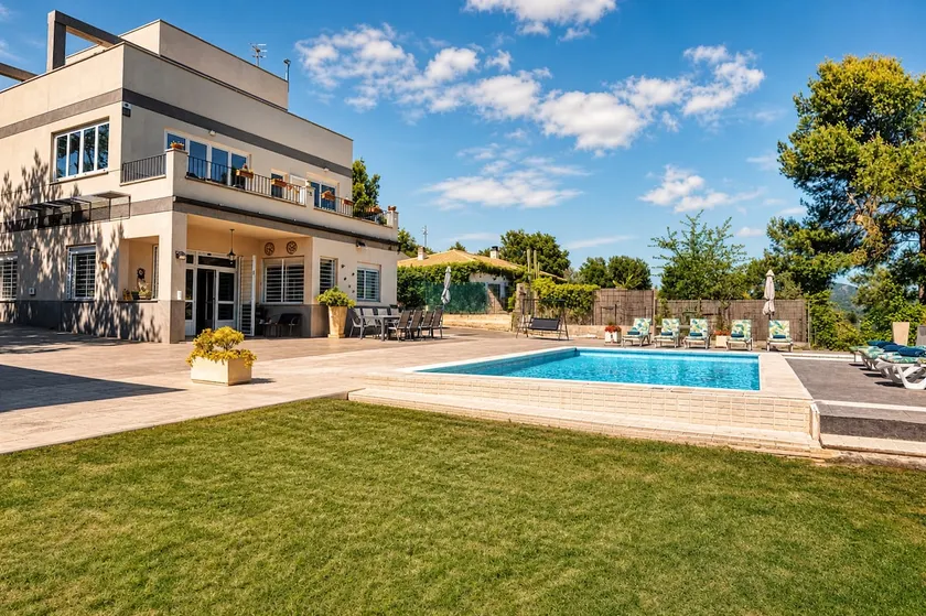 Villa with BBQ, heated pool 25km fromValencia - Image 1