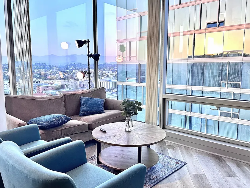 Highrise 2ba2bd w/breathtaking view | Free Parking - Image 1