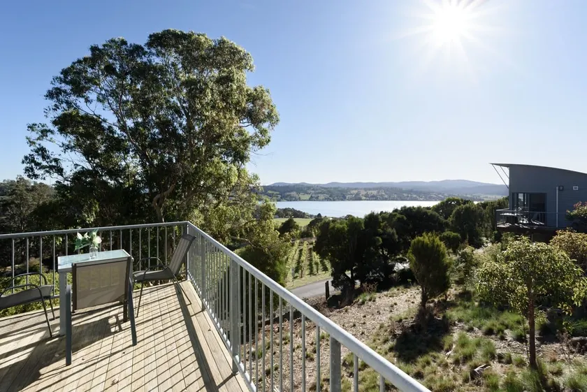 Tamar Valley Treetop Retreat with River Views - Image 1