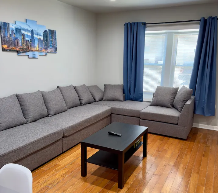 4BR Downtown Retreat Free Street Parking - Image 1