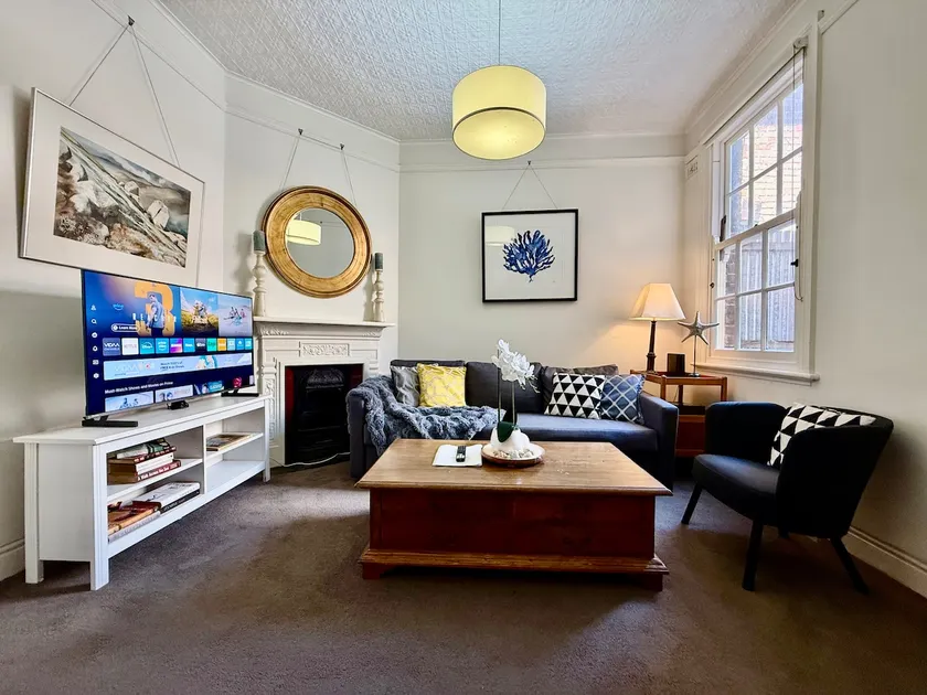 Opera House :4-Brs Townhouse in Heart of The Rocks - Image 1