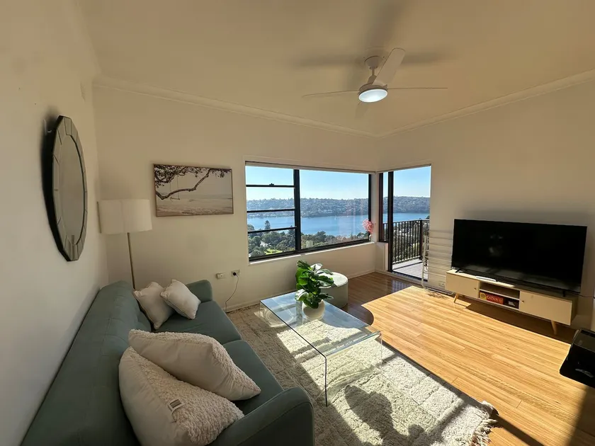 Top Floor Water View Apartment, 1KM to Balmoral - Image 1
