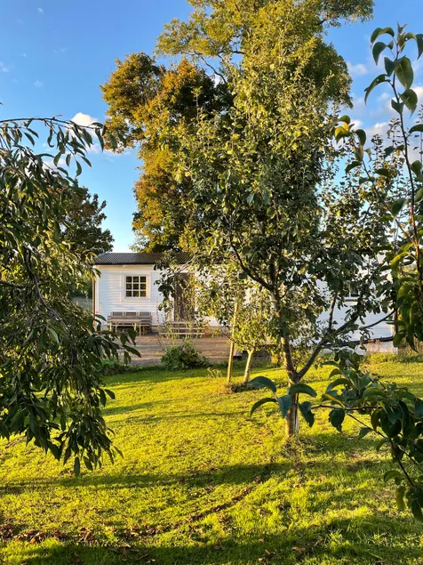 Lakeside cabin in scenic Arkelstorp - Image 1