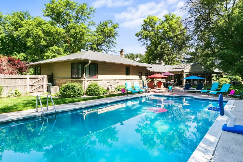 Central Omaha Pool w/ Spa Oasis + 3 Living Rooms - Image 1
