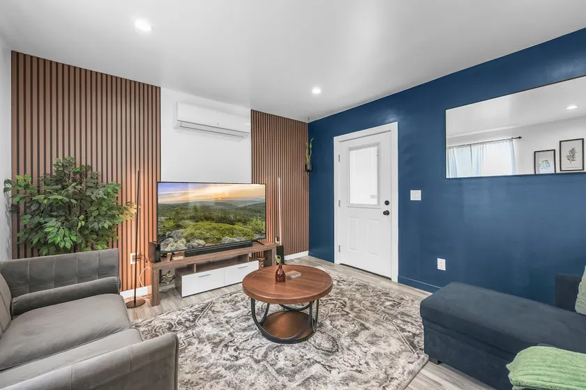 Stylish Home Near DTLA & Disney w/ Mini Golf+EV - Image 1