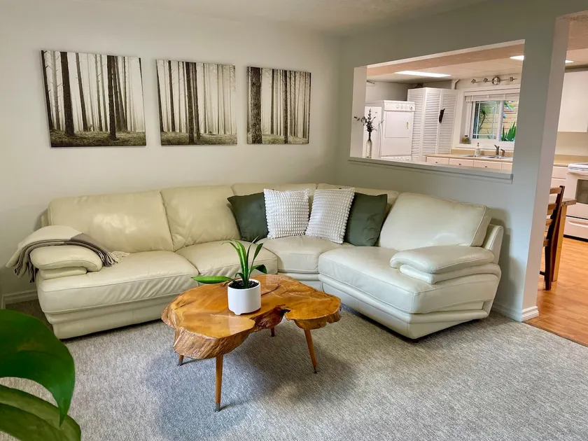 Westshore Pkwy. Large 2 bdrm suite + own yard - Image 1