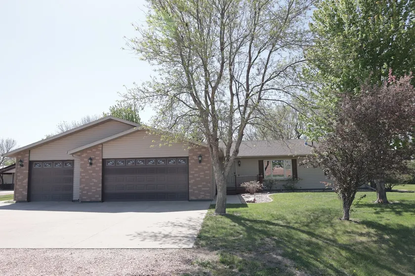 Country Escape: Large Family Home near Sioux Falls - Image 1