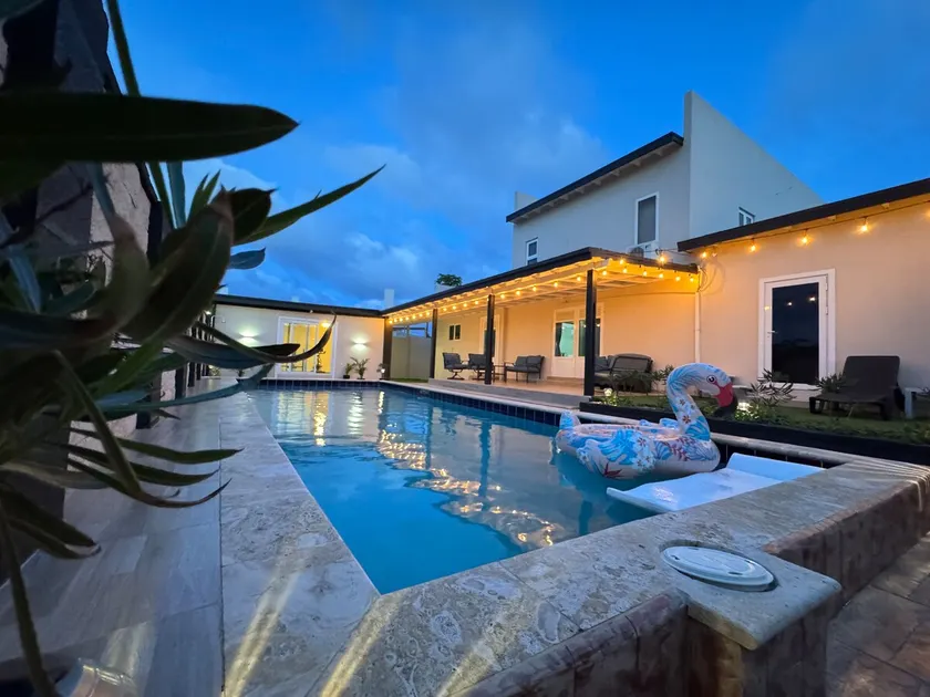 Prime Location! Onsite Pool, Kitchenette, Free Parking, Near Druif Beach - Image 1