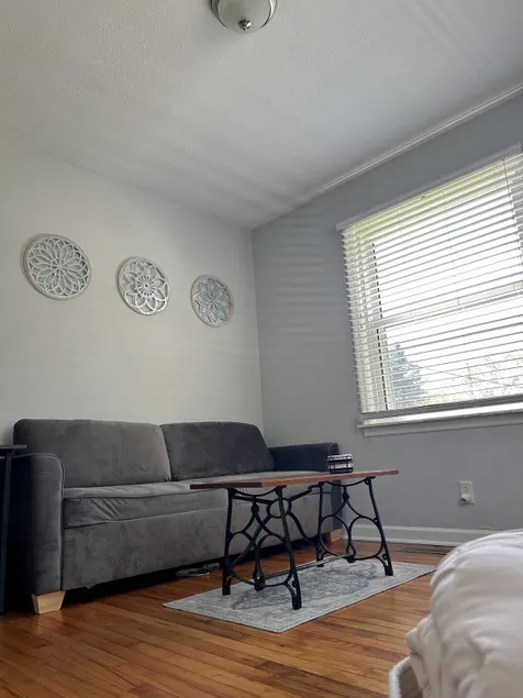 Quaint 2 bed in Champaign - Image 1