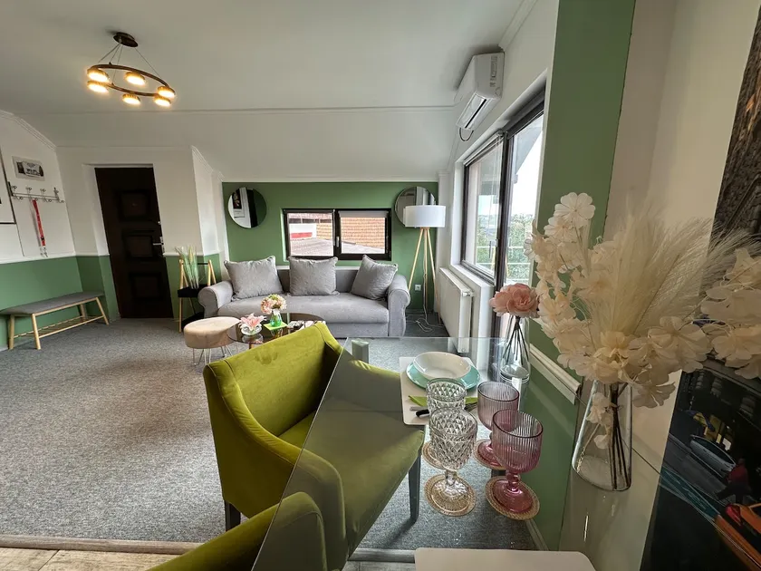 Sunflower | Lovely Central Apartment with Balcony - Image 1