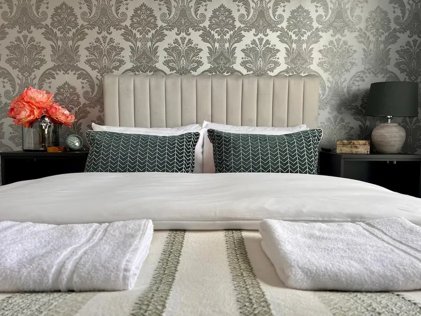 Stunning 2 bedroomed apartment on Allerton Road, Sleeps 4 - Image 1