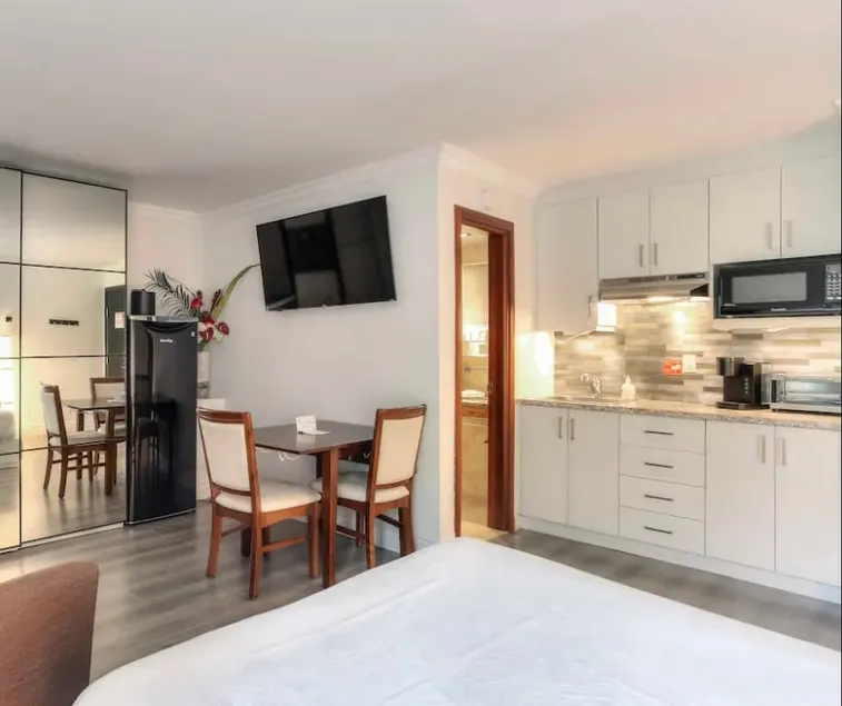 209 - Charming condo, pool, spa, sauna and gym - Image 1