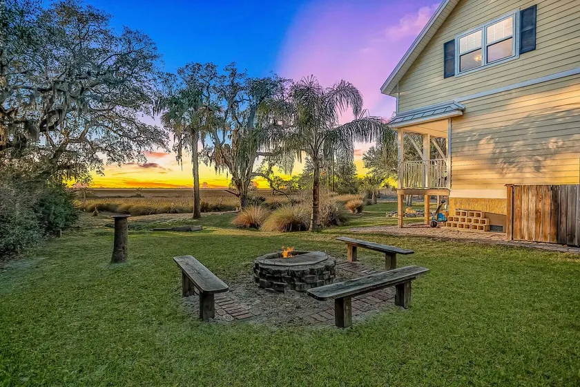 Inviting waterfront cottage with balcony, firepit, marsh views, & washer/dryer - Image 1