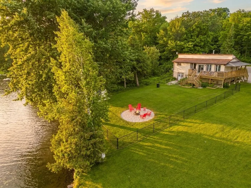 Lakefront Cottage | Firepit | Views | Patio | BBQ - Image 1