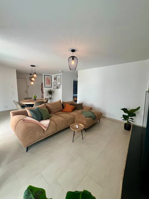 Stylish, modern apartment with sun balcony - Image 1
