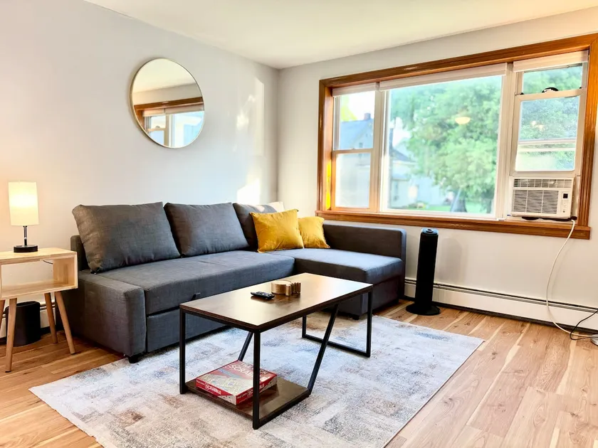 Modern 2BR in Downtown - Image 1