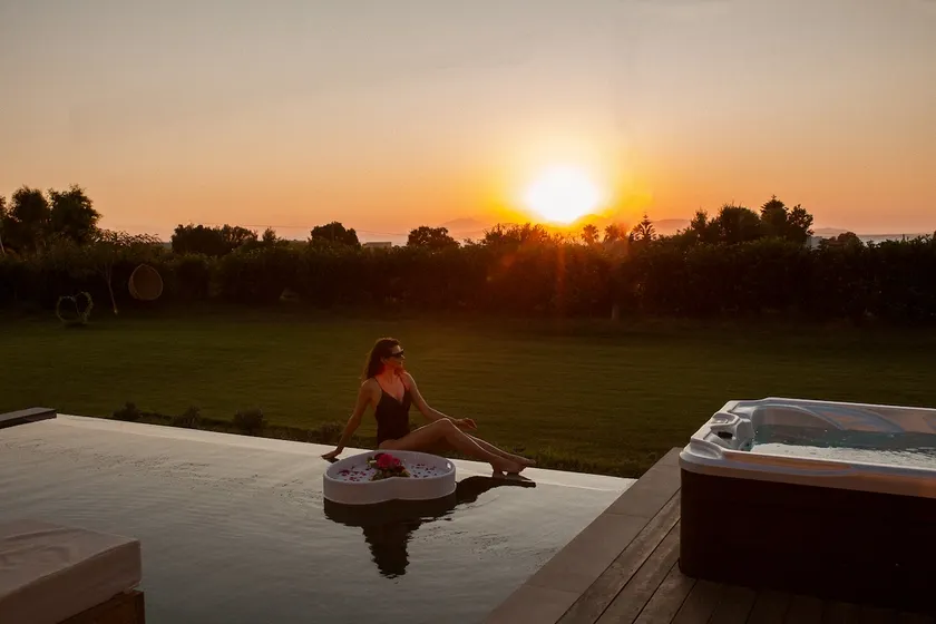 Deluxe Suite - Private Heated Pool & Jacuzzi - Image 1