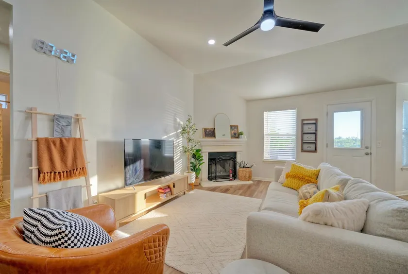 Lakeside haven| Modern Cozy Home Fast Wi-fi - Image 1