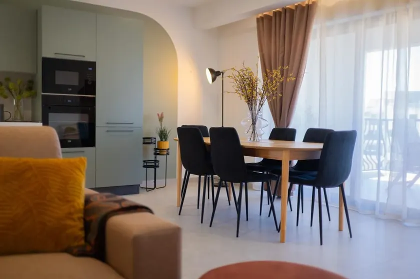 Contemporary style terraced apt in SPB by Homely - Image 1