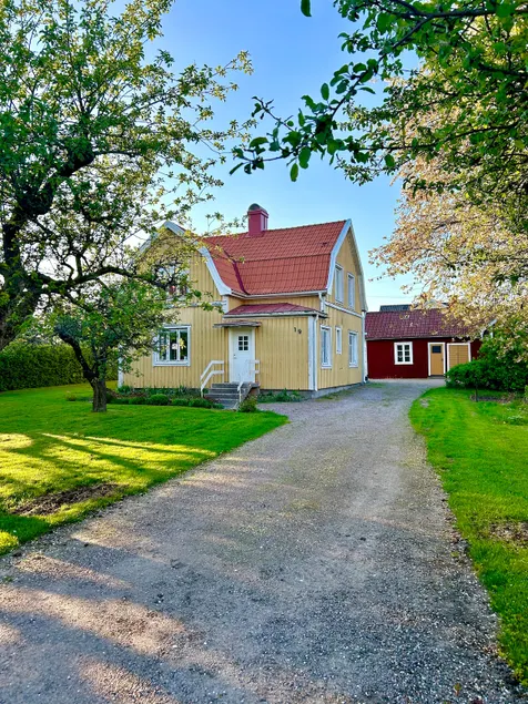 Villa Solbacka 1920s house in central Tibro - Image 1