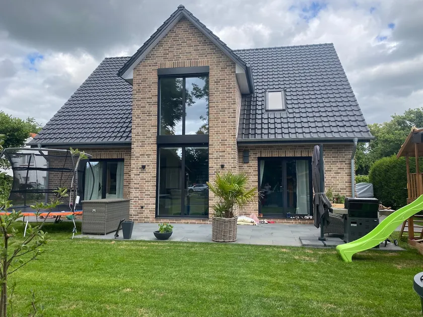 Luxurious Family House - Image 1