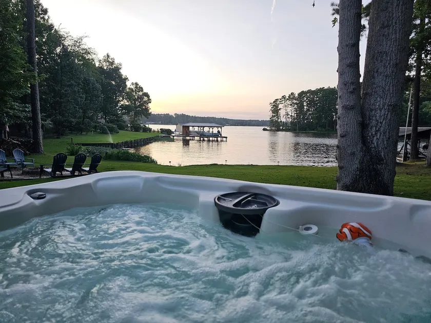 FamiLee Lakehouse Retreat Pet Friendly w-HotTub - Image 1