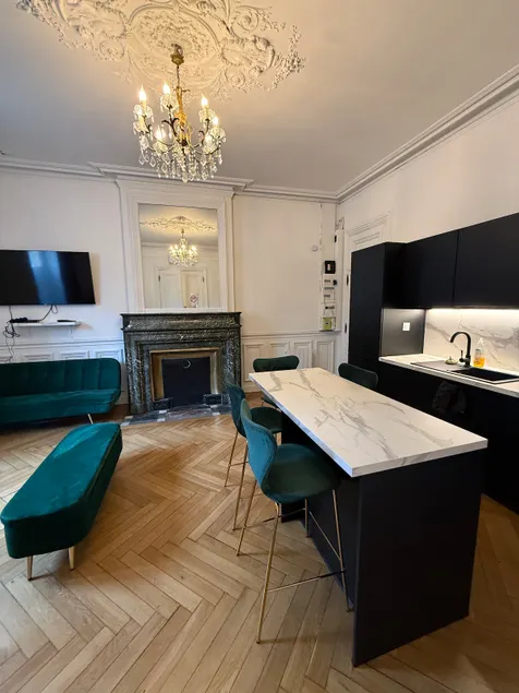 Air-conditioned two-bedroom Haussmann-style apartment in Anse for 4 people, parking - Image 1