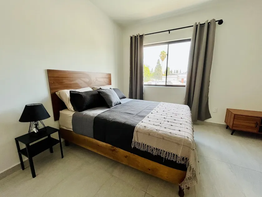 TR5- 1 bedroom, kitchenette and bathroom. Central - Image 1