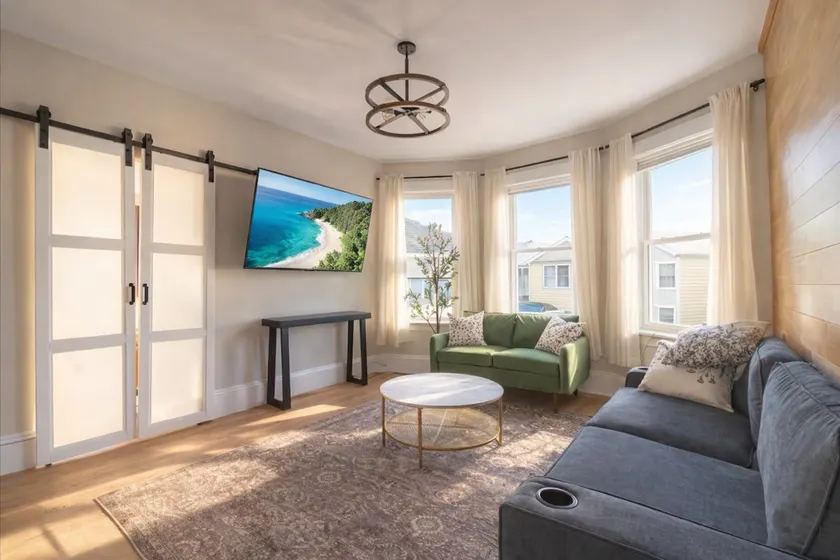 Charming 4 BDR - Walk to Downtown & Free parking! - Image 1