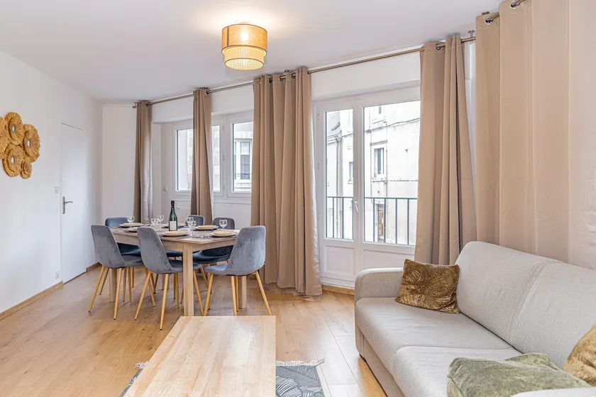 Superb 3-bedroom apartment - free parking - city center - Image 1