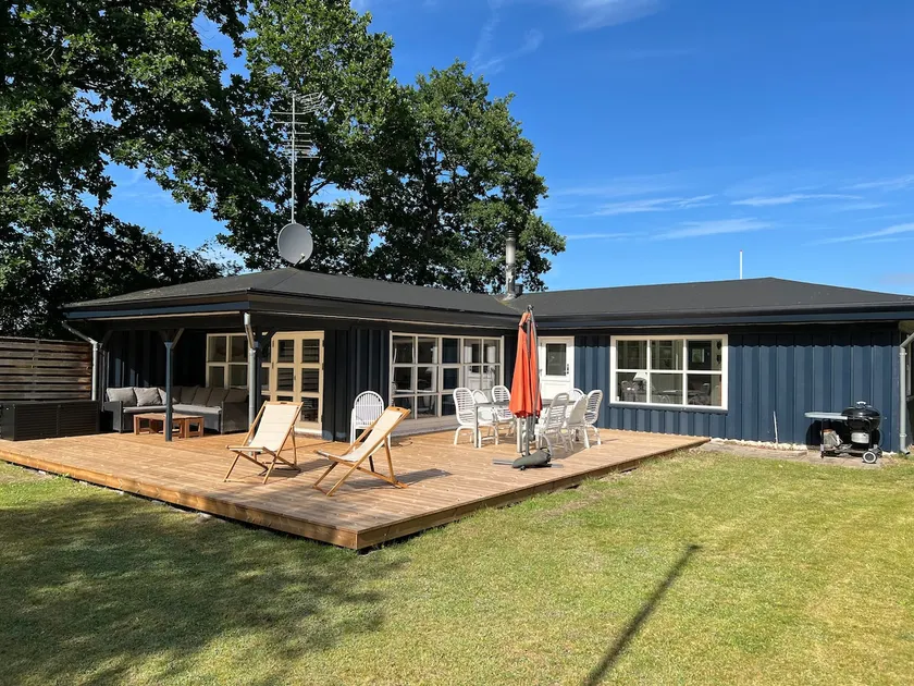 Skønt sommerhus på ugeneret grund 200m fra strand - Image 1