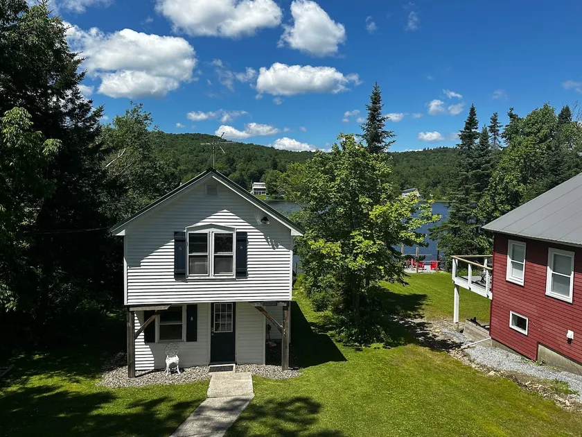 Woodford Cozy Lakefront Cottage - Image 1