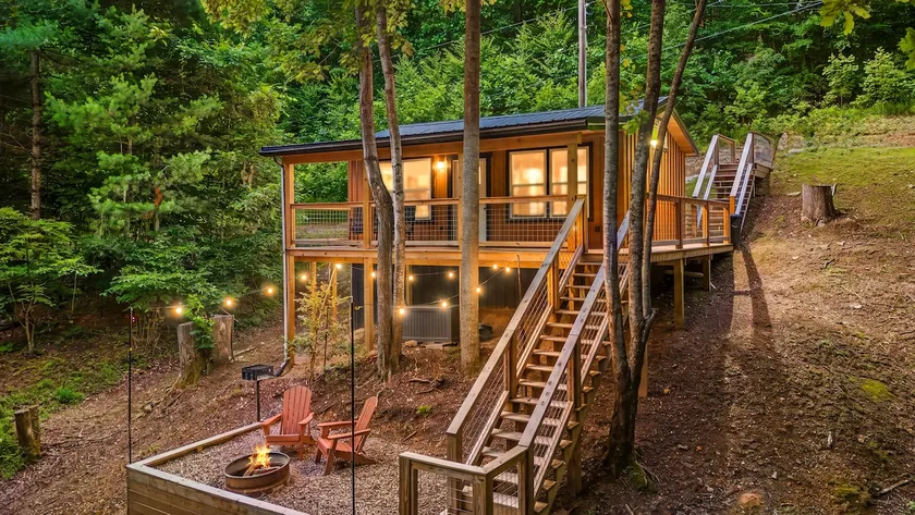 Cozy Couples Getaway in RRG • Private Hot Tub - Image 1