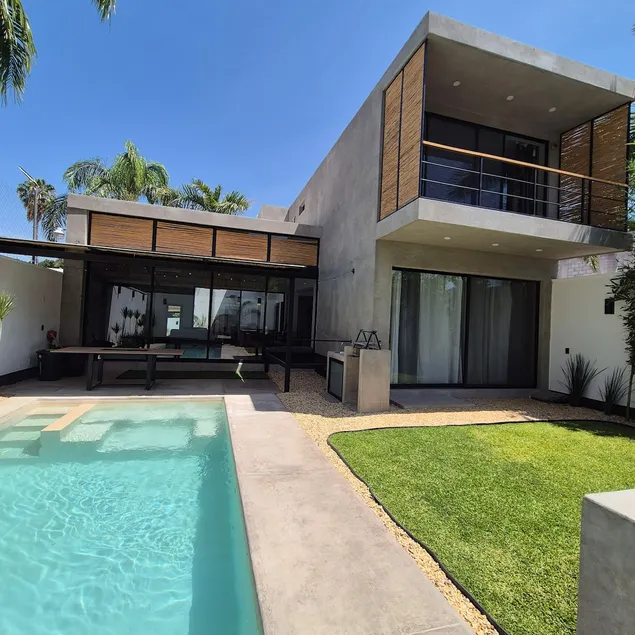 Charming vacation home with private pool - Image 1