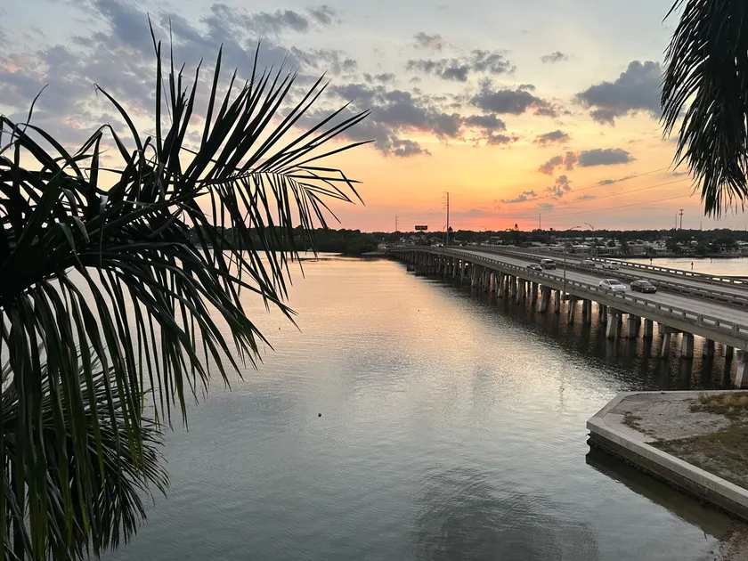 Designer Waterfront Luxury Condo in resort w/dock - Image 1