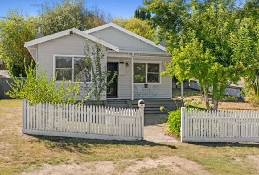 Gwen's Cottage on King - Image 1