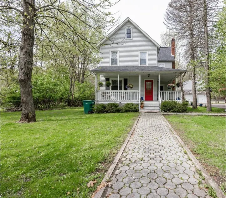 4 Bedroom Poconos home on a Creek - Image 1