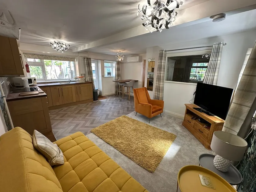 Theé Óldé Cow Shéd Cottingham, Central Location, 500 meters from Cottingham Train Station, Close to Hull & Beverly, Free Parking & WI-FI , Entire Detached Property - Image 1