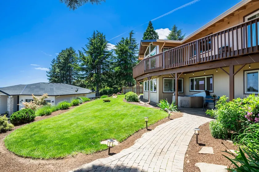 Dundee Hills Vacation | 3BR Hot Tub, Sauna & Views - Image 1