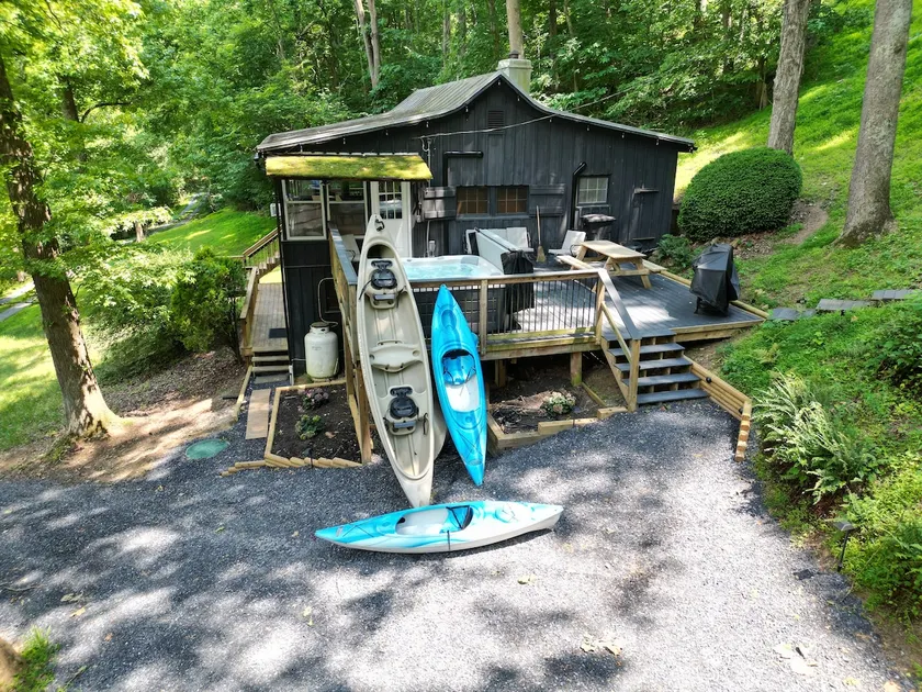 Tranquil Shenandoah Riverfront Cabin for Couples - Image 1