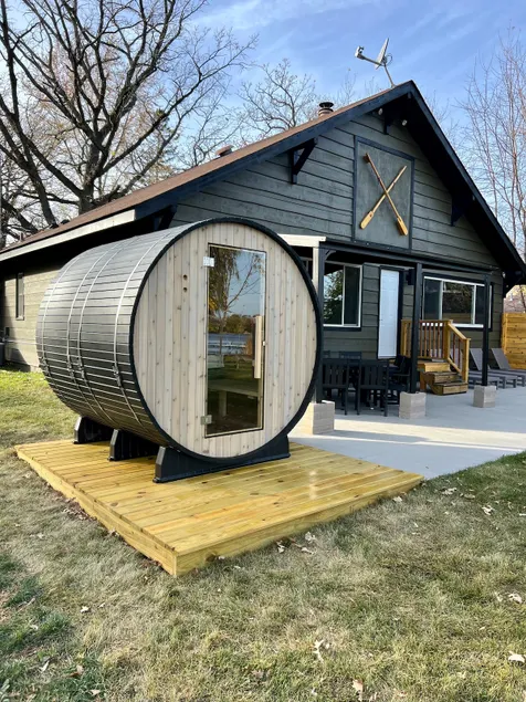 Modern Lake Front/Sauna /Dog Friendly/ Fenced area - Image 1