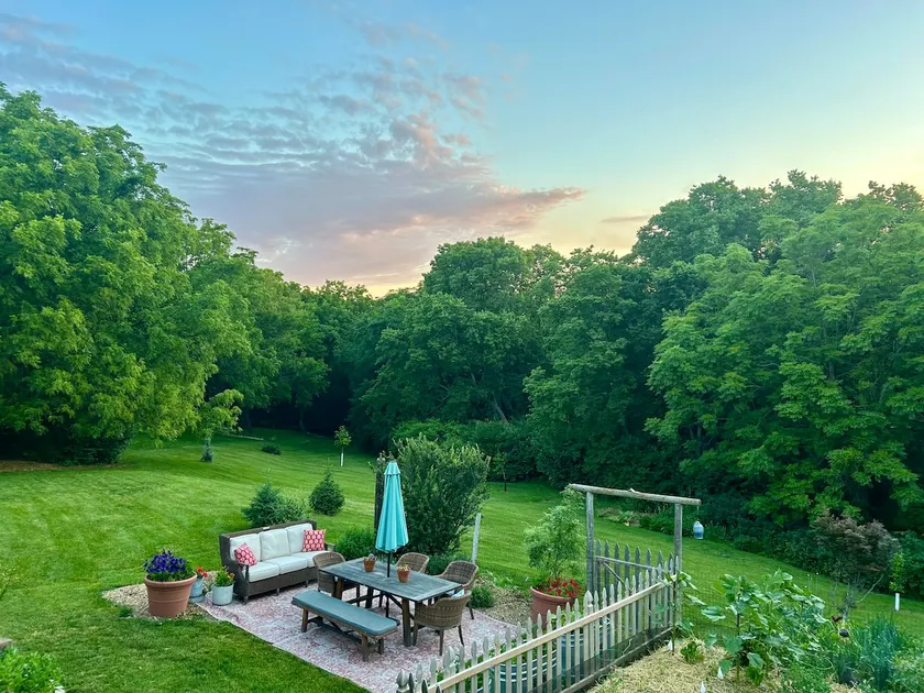 Midcentury Tranquil Escape: Your Peaceful Retreat. - Image 1