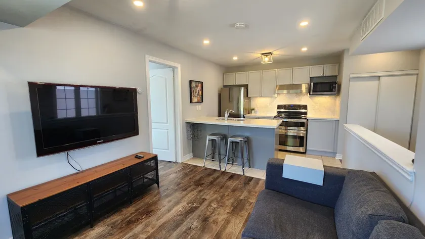 Cozy Private Detached entire Coach House - Image 1