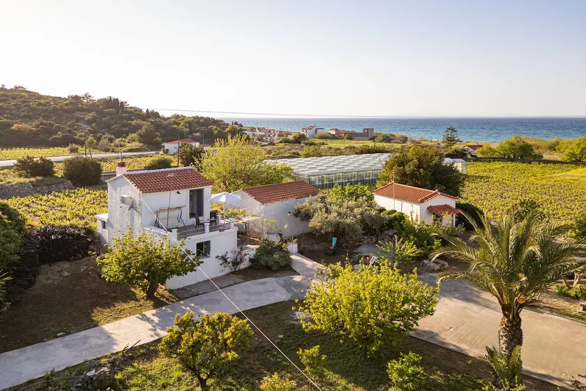 Thalia's Cottage - Cozy, Romantic Retreat with Sea & Mountain views - Image 1