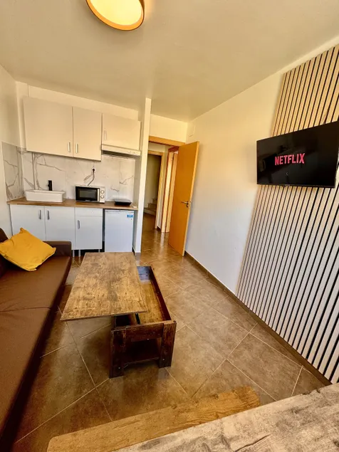 Large new apartment with terrace, kitchen and bathroom - Image 1