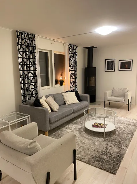 Modern spacious 5 bedroom home - Image 1