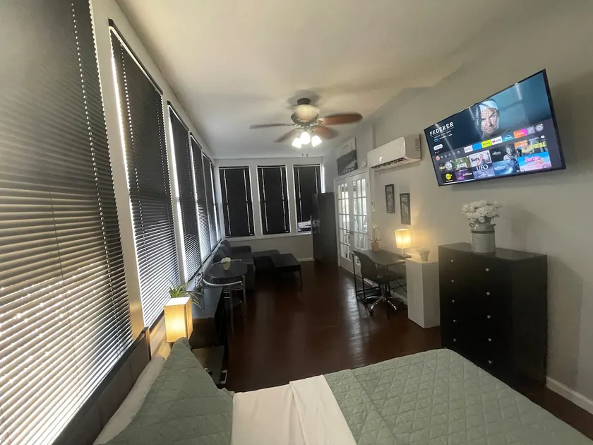 Spacious studio apartment blocks from downtown - Image 1