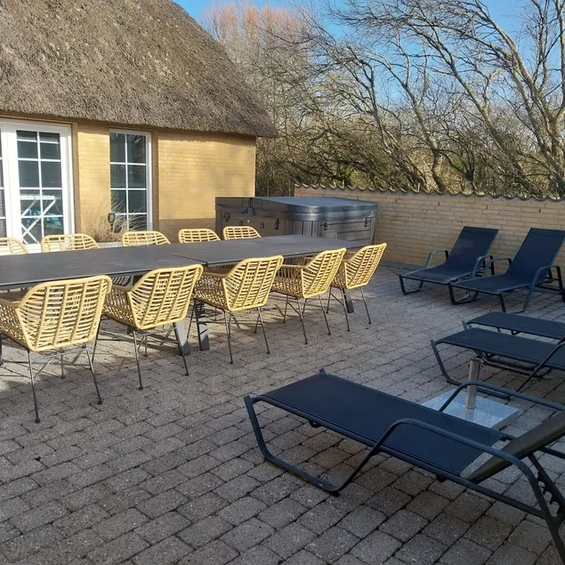 large pool cottage near water - Image 1
