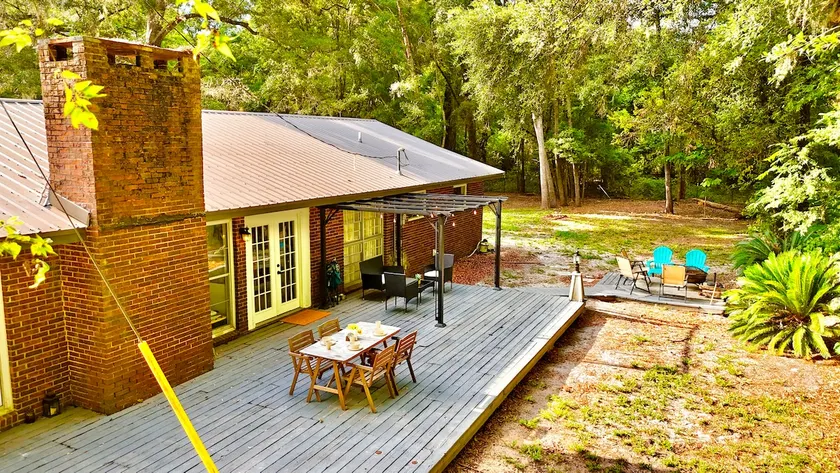 Green Hideaway - Image 1
